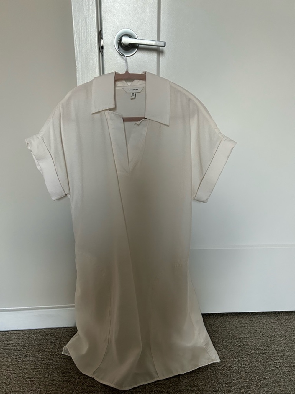 Banana Republic Light Cream Collared Button-Up Blouse